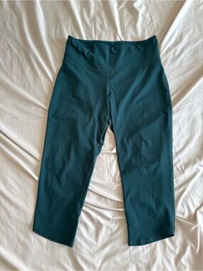 High-Waist Capri Leggings in Emerald